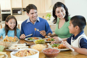 Comer en familia promueve dietas sanas