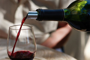 El vino tinto neutralizaría efectos en fumadores